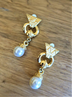 Charger l&#39;image dans la galerie, Maxi boucles d&#39;oreilles pendantes dorées et perlées
