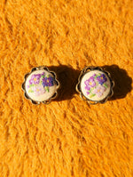Charger l&#39;image dans la galerie, Boucles d&#39;oreilles clips en canevas fleuri violet
