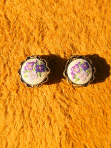 Boucles d'oreilles clips en canevas fleuri violet