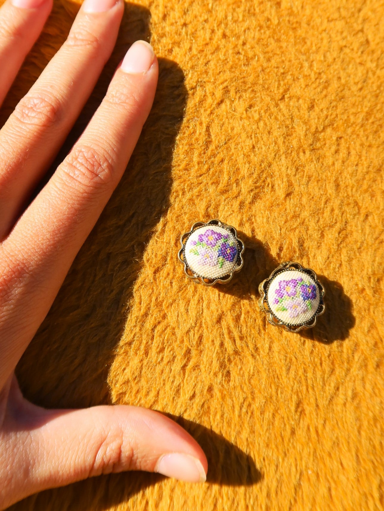 Boucles d'oreilles clips en canevas fleuri violet