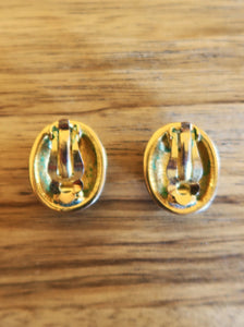 Boucles d'oreilles clips zébrées en métal doré