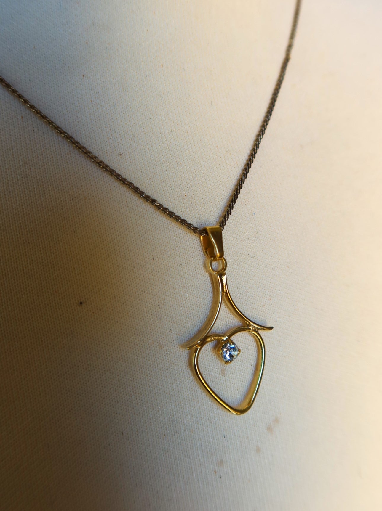 Collier doré avec pendentif cœur