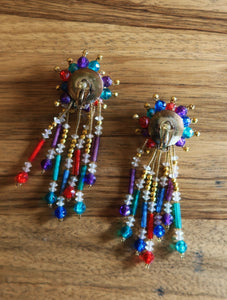 Maxi boucles d'oreilles à clips festives à perles colorées pendantes