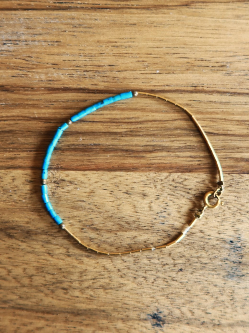 Bracelet fin en turquoise et métal doré