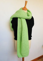 Charger l&#39;image dans la galerie, Maxi echarpe en crochet vert pomme
