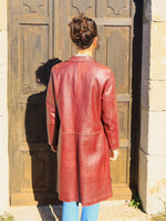 Charger l&#39;image dans la galerie, Veste  longue en cuir rouge bordeaux 70&#39;s
