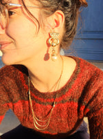 Charger l&#39;image dans la galerie, Maxi boucles d&#39;oreilles pendantes dorées et perlées

