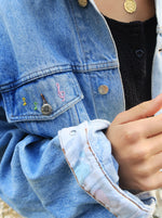 Charger l&#39;image dans la galerie, Veste en jean bleu clair avec broderies et patchs
