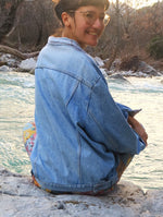 Charger l&#39;image dans la galerie, Veste en jean bleu clair avec broderies et patchs
