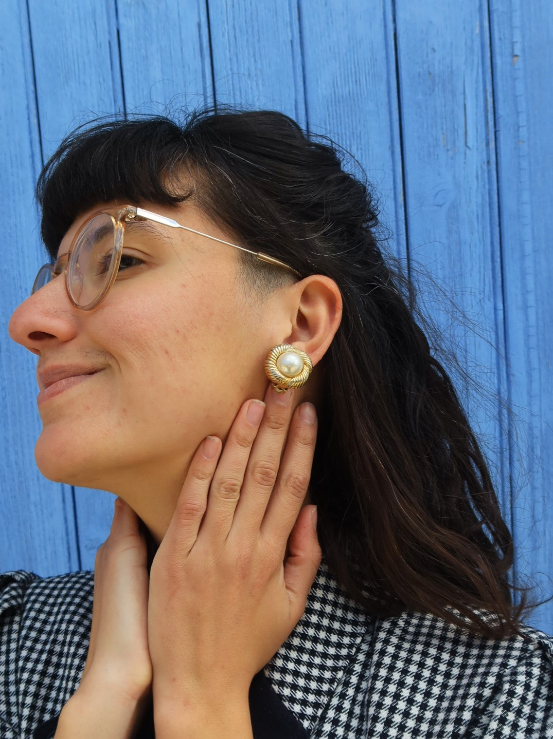 Boucles d'oreilles clips dorées avec perle blanche