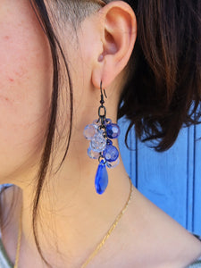 Boucles d'oreilles perles en verre grappe bleues