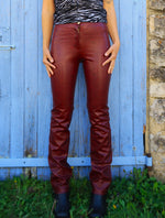 Charger l&#39;image dans la galerie, Pantalon Y2K en simili cuir rouge bordeaux
