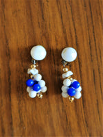 Charger l&#39;image dans la galerie, Boucles pendantes blanches et bleues
