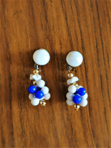 Boucles pendantes blanches et bleues
