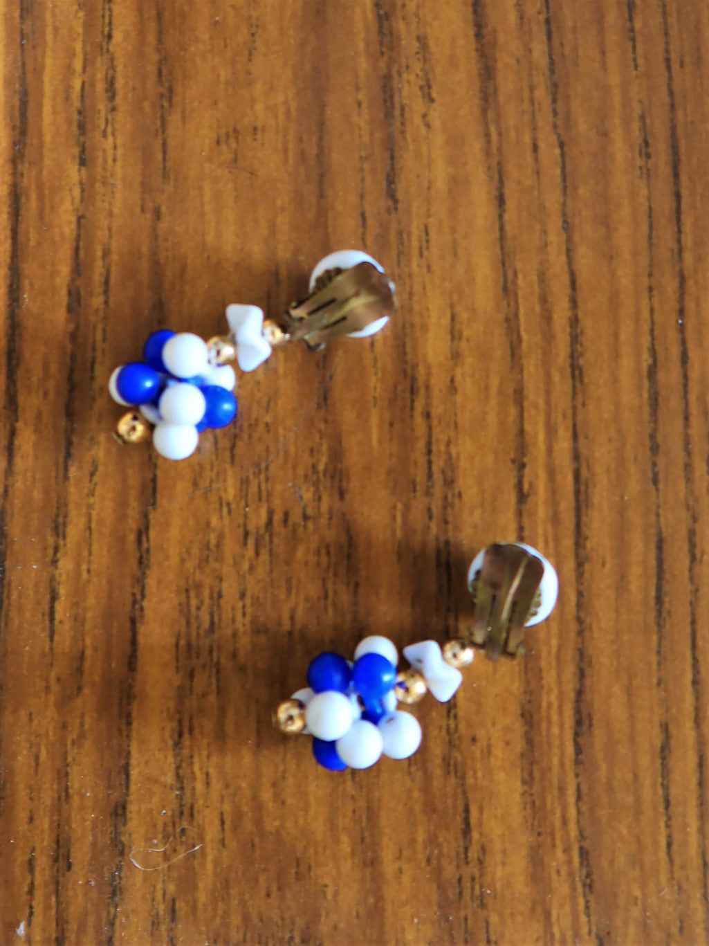 Boucles pendantes blanches et bleues